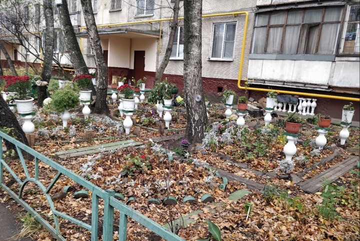 Сквер ужасов и латышский замок: пять необычных дворов Москвы