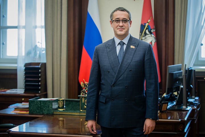 Алексей Шапошников поздравил москвичей с Днем весны и труда