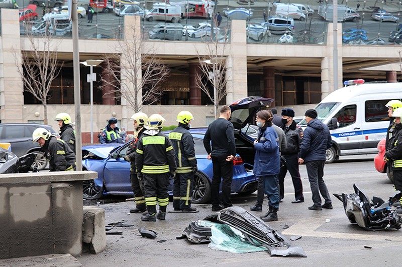 Появилось новое видео аварии на Смоленской площади с участием пяти машин