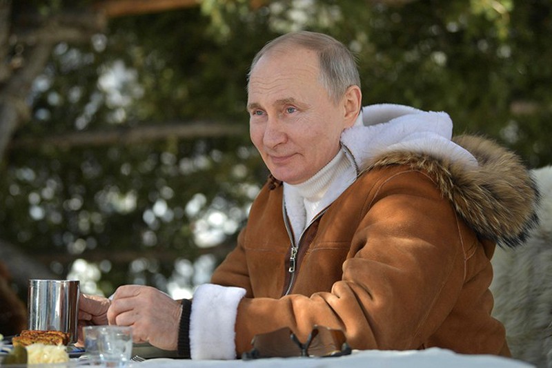 Россиянам предложили заказать копию охотничьего костюма Путина