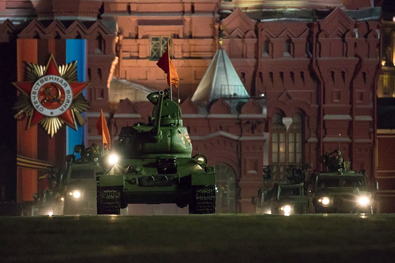 Первая ночная репетиция парада Победы прошла на Красной площади в Москве