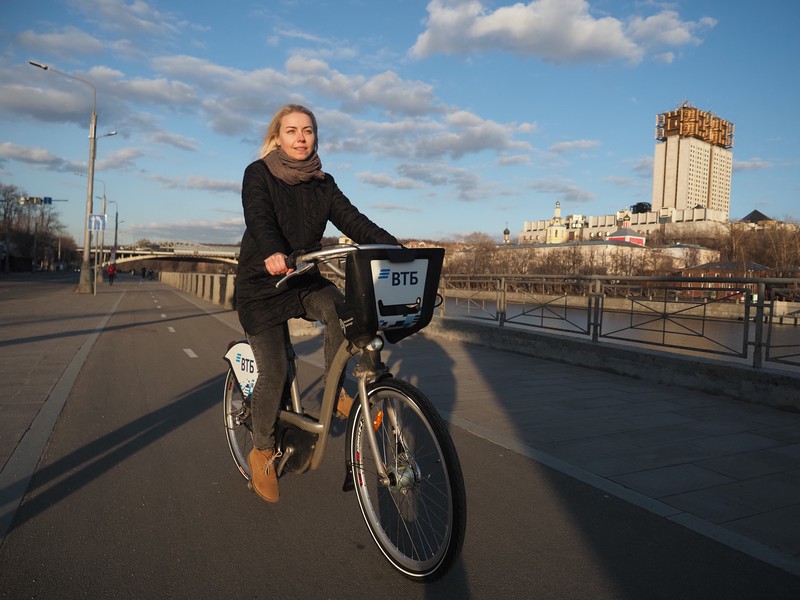 Москвичам напомнили о правилах безопасности при езде на велосипеде