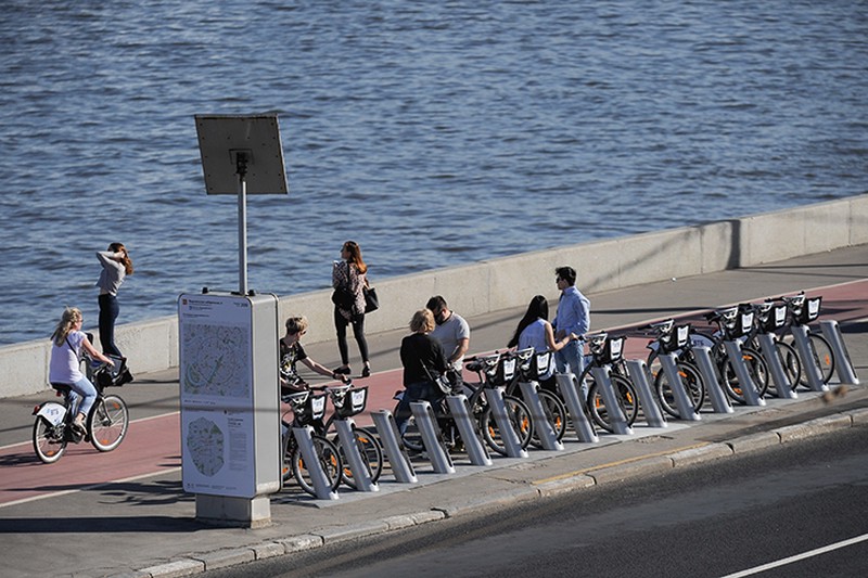 Почти 250 велопарковок в новом дизайне установят в Москве