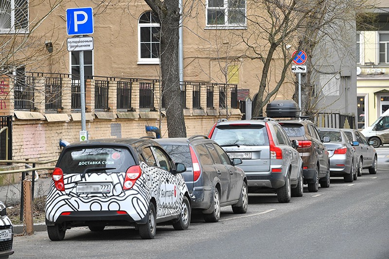 Более 1600 водителей подали заявки на оформление резидентных разрешений в Москве