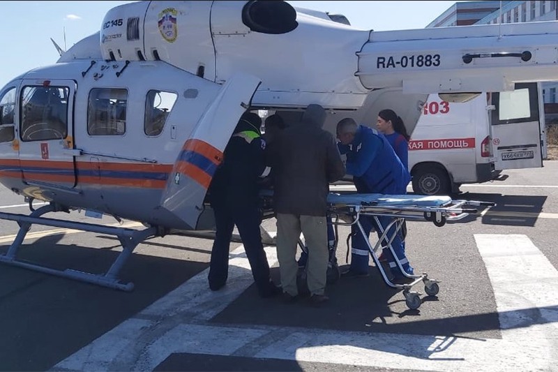 Санитарный вертолет доставил травмированного мужчину в столичную больницу