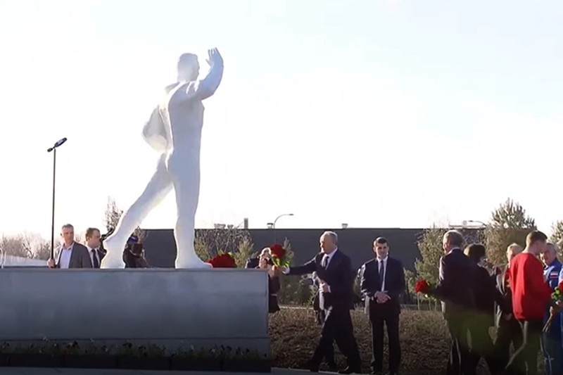 Владимир Путин возложил цветы к памятнику Юрию Гагарину в Энгельсе