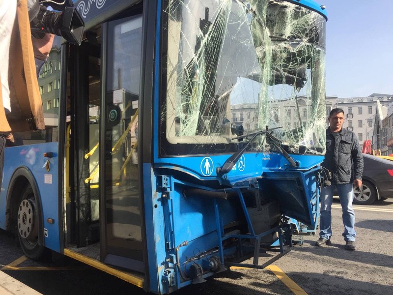 Пассажирский автобус врезался в мачту освещения в центре Москвы