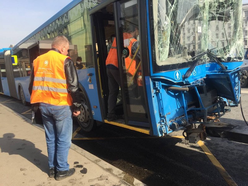 «Смяло в гармошку»: очевидцы рассказали подробности ДТП с автобусом в центре Москвы