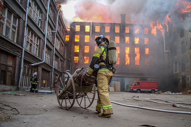 Миллион рублей выплатят семье пожарного, погибшего на «Невской мануфактуре»
