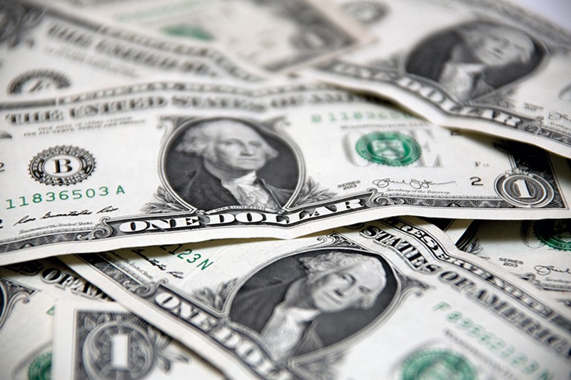Курс доллара упал ниже 75 рублей впервые с 23 марта