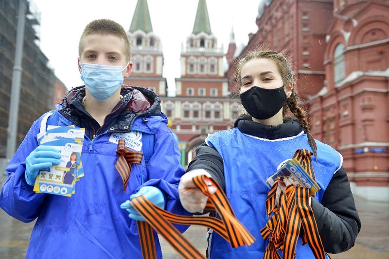 Юные добровольцы раздают на улицах города георгиевские ленточки, напоминая жителям столицы о Великой Победе