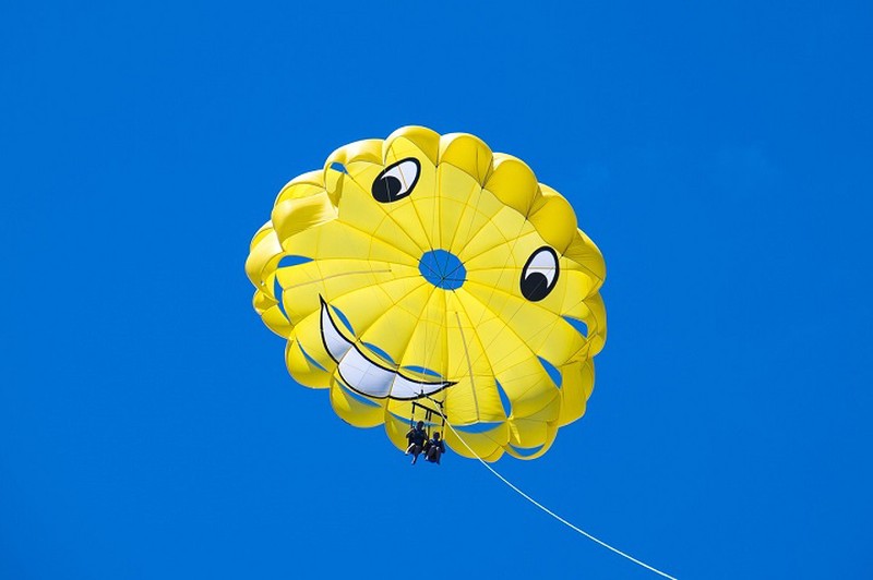 Названы самые интересные факты о прыжках с парашютом