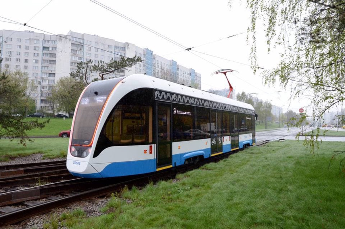 Трамвай сбил пешехода на улице Героев Панфиловцев в Москве