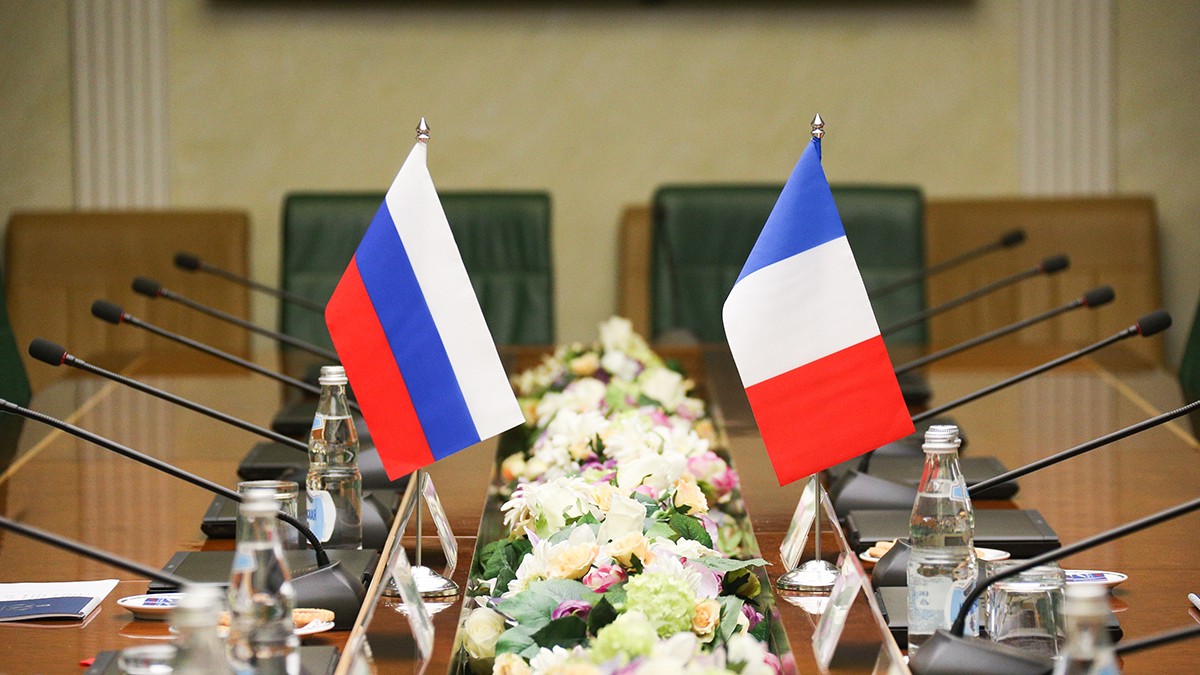 Посольство РФ во Франции потребовало данные о задержании судна с россиянами