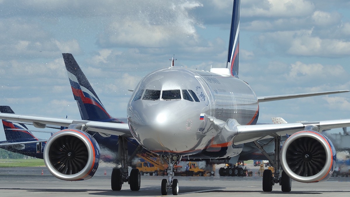 Пассажирский самолет из Антальи совершил аварийную посадку в Петербурге 