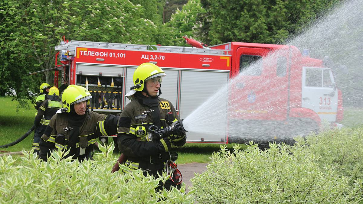 Пожарные ликвидировали возгорание на складе в Подмосковье