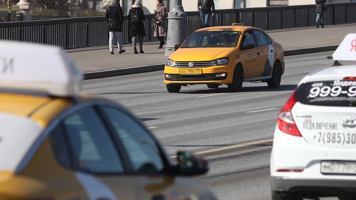 Водитель такси разъезжал по улицам Москвы с ребенком на коленях