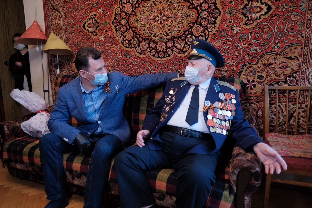 Летчик-космонавт Романенко встретился с летчиком-ветераном накануне Дня Победы. Фото: Иван Степанов