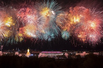 Салют в честь Дня Победы начался в Москве