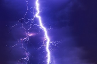 Очевидцы засняли на видео попавшую в Останкинскую башню молнию