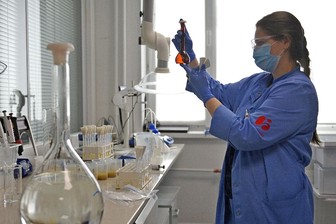 Специалисты одного из столичных мясокомбинатов стали проверять продукцию на коронавирус