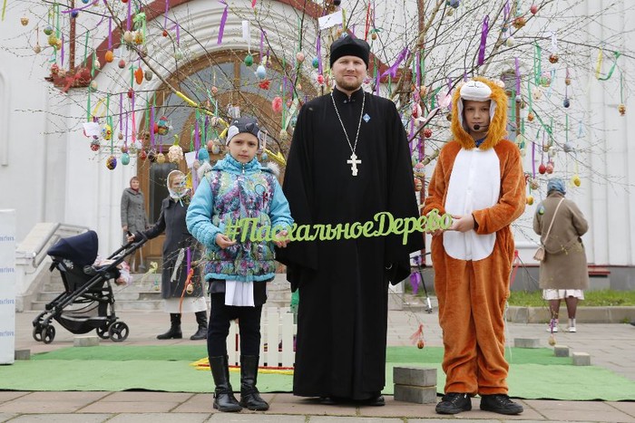 Пасхальное дерево украсили поделки детей