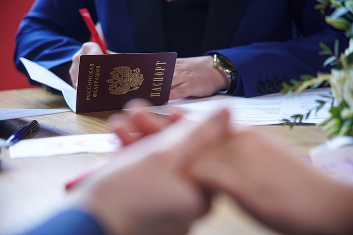 Органы опеки могут получить право разрешать браки 16-летних в России