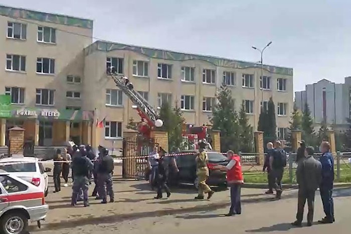 Один из стрелявших в казанской школе подростков может удерживать заложников
