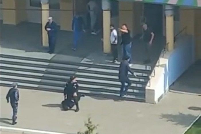 Силовики начали штурм школы в Казани, где находится один из стрелявших подростков
