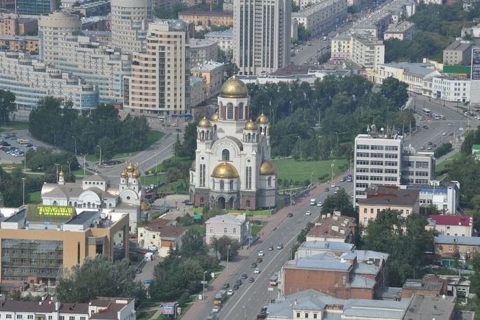 Сильный порыв ветра повредил крышу корпуса вуза в Екатеринбурге