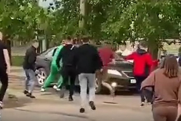 Толпа закидала камнями машину пьяного водителя, который сбил четырех человек. Видео