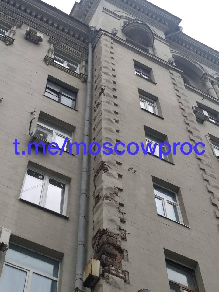 Часть облицовки фасада здания обрушилась на Гоголевском бульваре
