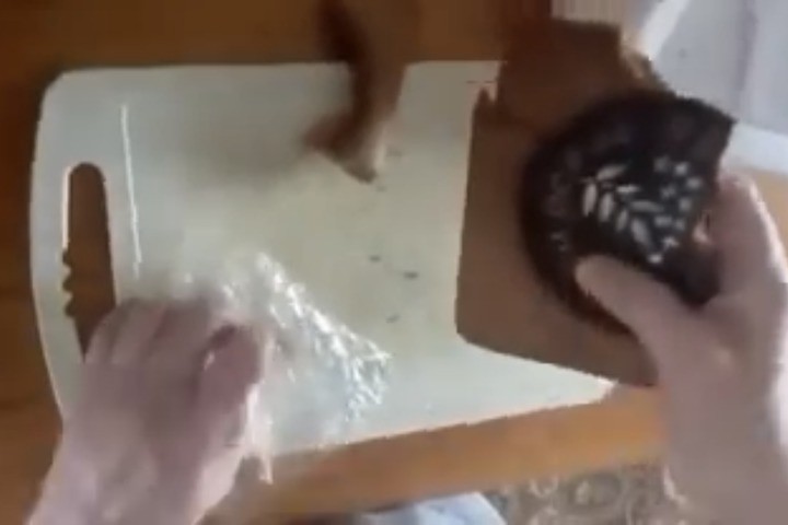 Власти Тюмени ответили на видео с засохшим пряником для ветерана