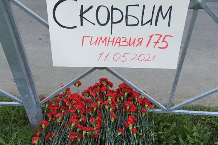 «Срочно закрыться в классах!»: что известно о стрельбе в казанской школе