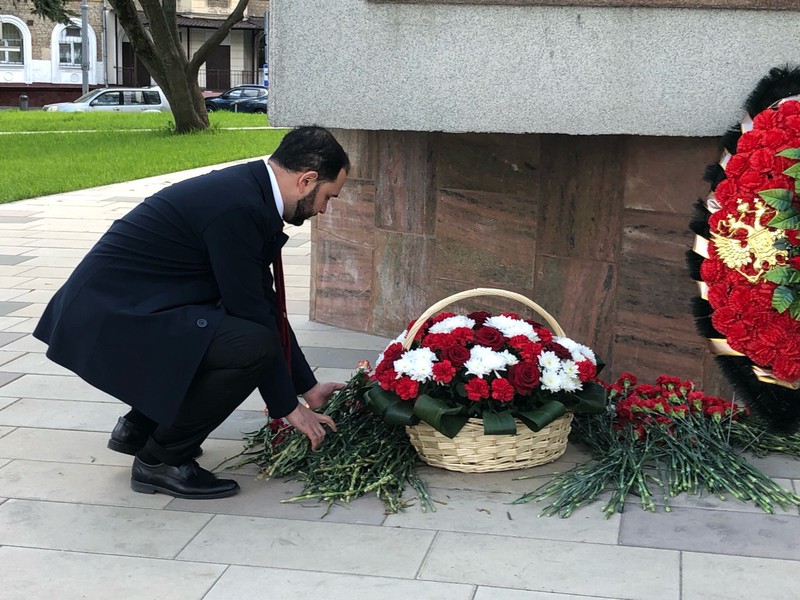 Александр Мажуга возложил цветы к памятнику Маршалу Бирюзову в столичном районе Щукино