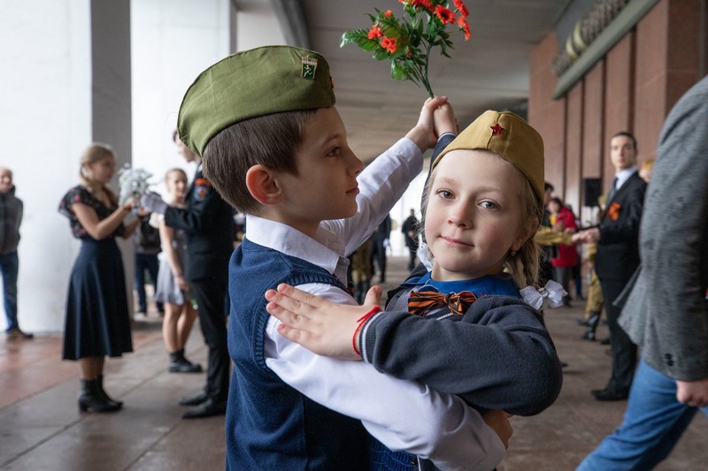 Свыше сотни пар станцевали вальс Победы в Москве