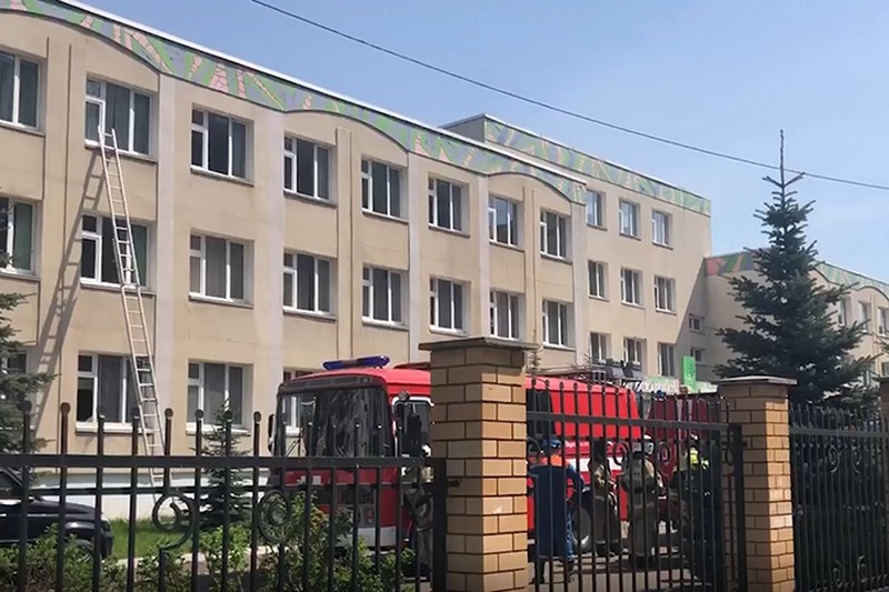 «До сих пор слышны мигалки»: главный редактор портала «Казанский репортер» рассказал подробности стрельбы в гимназии 