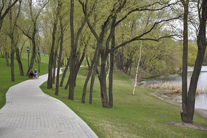 Кран-манипулятор наехал на двух девушек в парке на севере Москвы