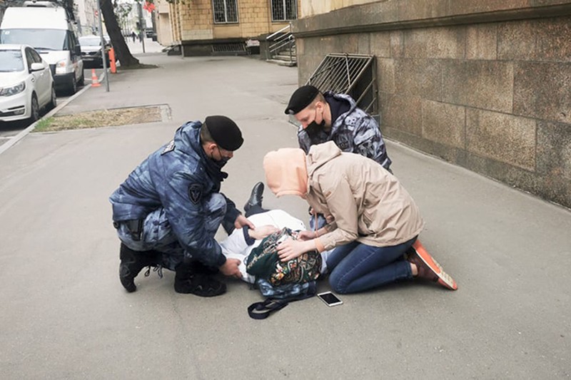 Сотрудники Росгвардии пришли на помощь потерявшей сознание женщине в Москве