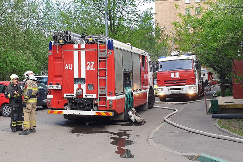 Пожар произошел в деревянной постройке на Новосходнинском шоссе