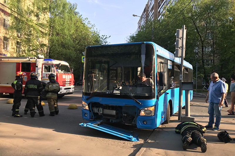 Автобус врезался в столб на востоке Москвы