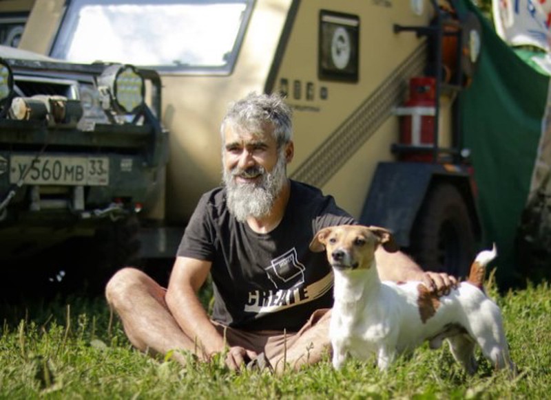 «Не хотели брать даже простым менеджером»: как москвич с собакой путешествует по России с домом на колесах