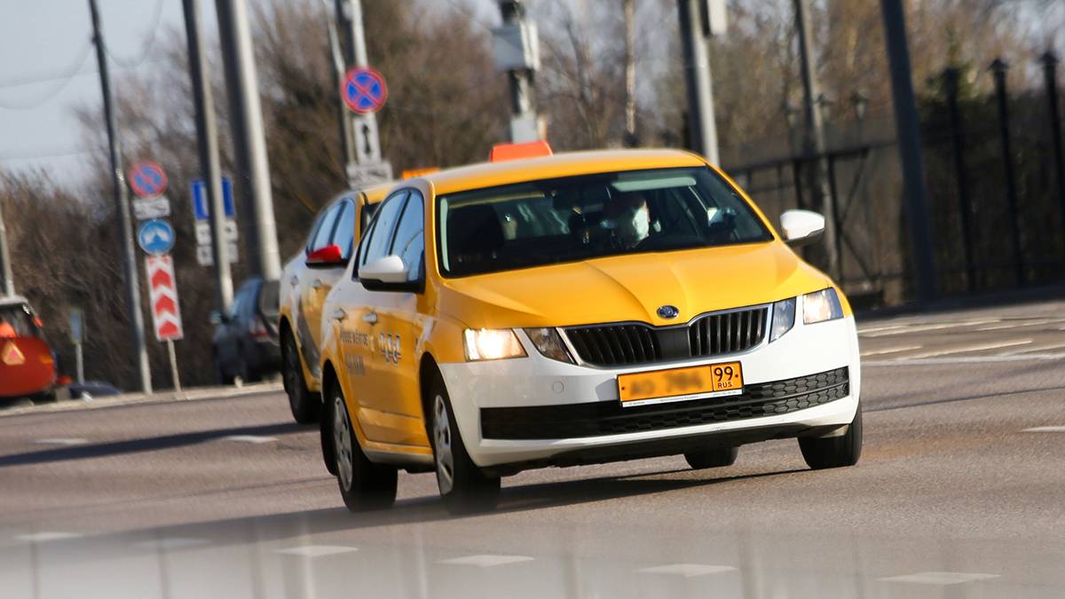 Таксист в Новосибирске выбросил из машины пассажира и проехал по нему