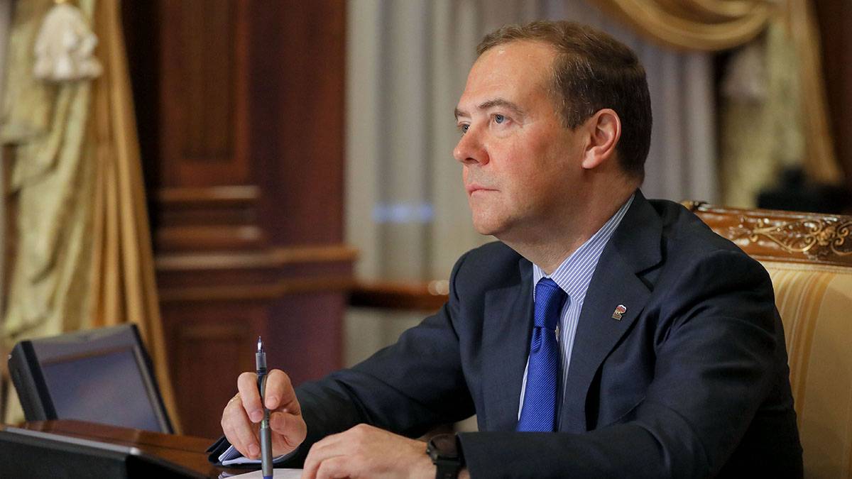 Медведев выразил соболезнования близким Ясена Засурского