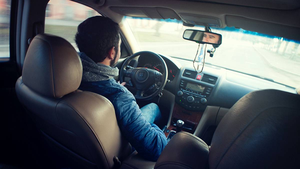 Психолог объяснил, какую музыку опасно слушать в машине
