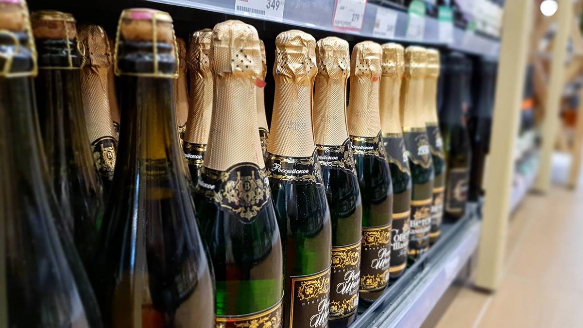 В Кремле прокомментировали закон о приостановке поставок шампанского в РФ