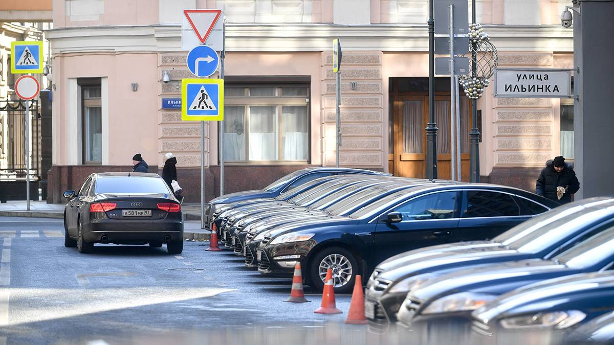 Автоюрист разъяснил, что грозит москвичке на BMW, оцарапавшей ключом автомобиль Tesla