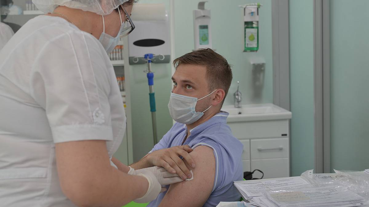 Работников общепита в Москве будут вакцинировать от COVID-19 вне очереди
