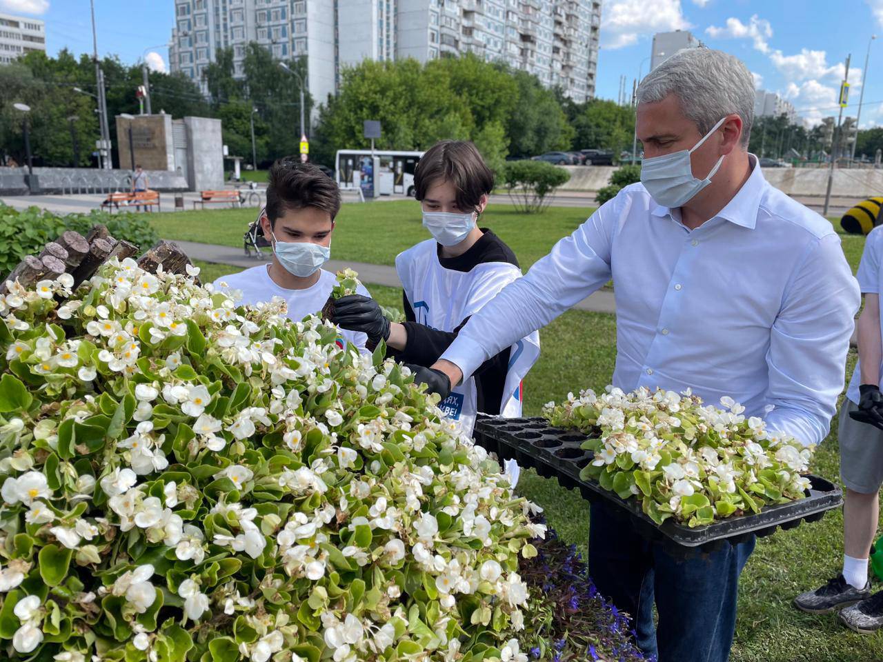 В честь Дня России Евгений Нифантьев высадил цветы в триколоре. Фото: Галина Бродская