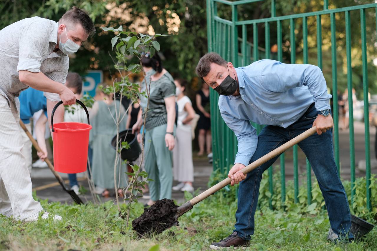 Роман Романенко принял участие в высадке сиреневой аллеи в честь медиков. Фото: Иван Степанов